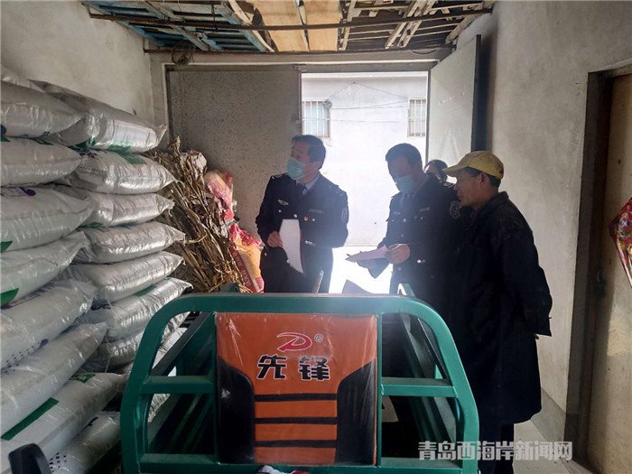 圖為西海岸新區(qū)農(nóng)業(yè)綜合行政執(zhí)法大隊(duì)執(zhí)法隊(duì)員在檢查肥料經(jīng)營(yíng)情況。.jpg