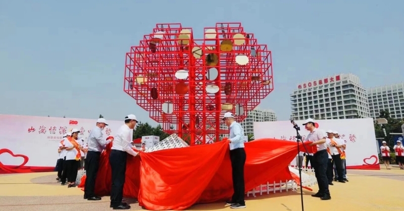 “山海情深·愛心匯聚”雕塑落成暨青島愛心廣場命名儀式在城市陽臺(tái)景區(qū)舉行